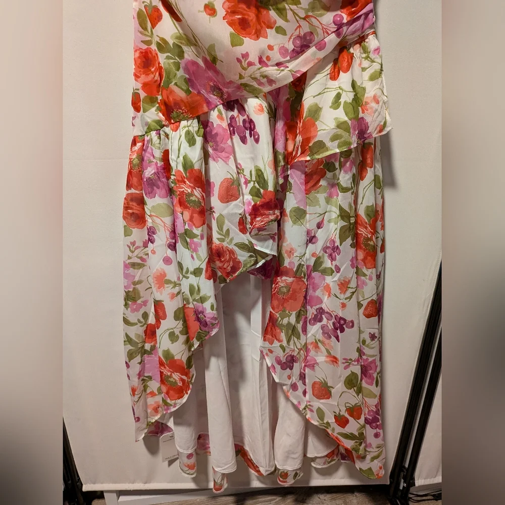 NWT Abercrombie & Fitch White Floral Strawberry Ruffle Flowy Dress Size Medium